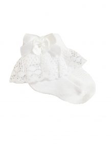 baby bruidsmeisjessokjes in de kleur wit met kant randje en klein strikje