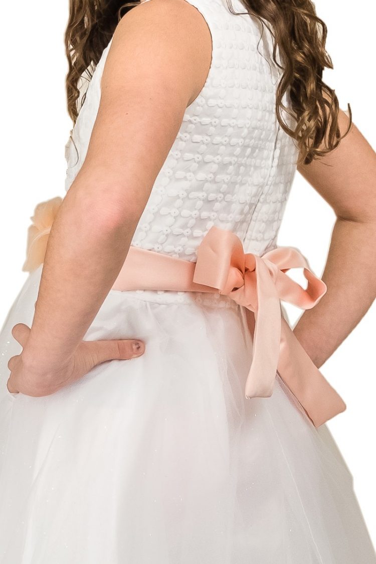 Bruidsmeisjes jurk met zalm kleurige strik op de rug