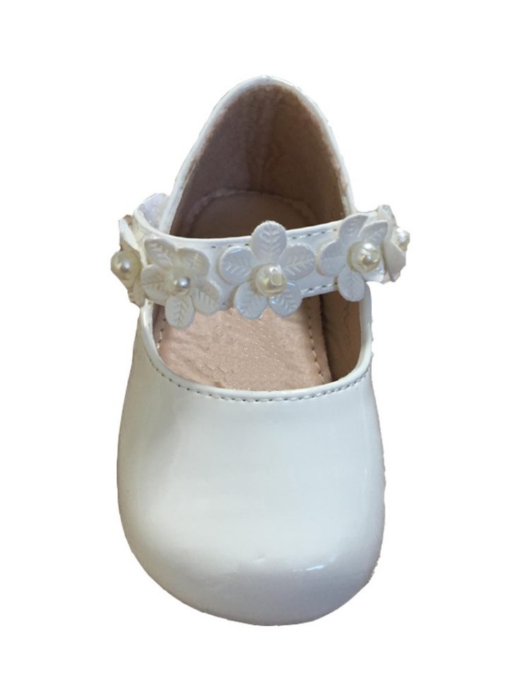 baby bruidsmeisjesschoen in de kleur ivoor met een bloemenbandje over de voet