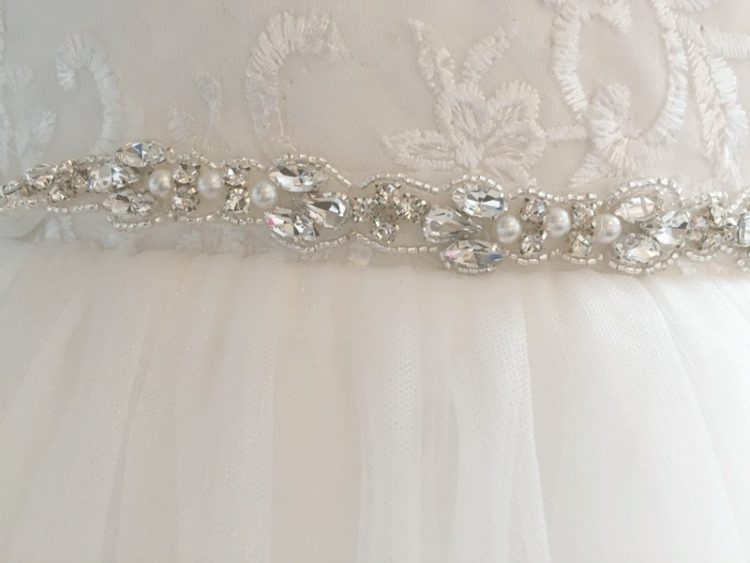 zilverkleurig stras riempje met pareltjes voor een bruidsmeisjesjurk