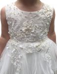 detail foto van bruidsmeisje jurk pip. Er zitten veel parels en pailletjes op het bovenlijfje